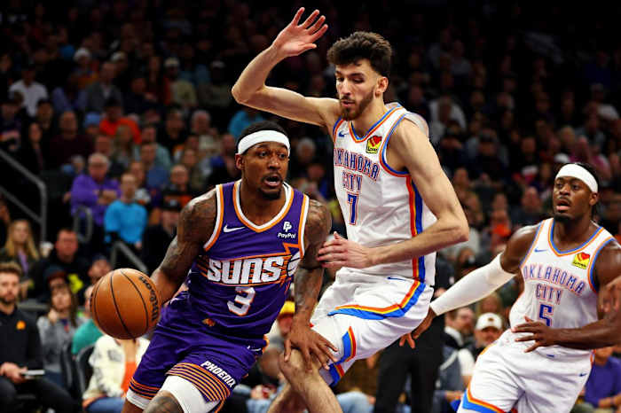 Phoenix Suns guard Bradley Beal (3) drives to the basket agaisnt Oklahoma City Thunder forward Chet Holmgren (7) during the third quarter at Footprint Center.